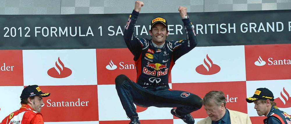Ganz oben. Mark Webber siegt und springt.
