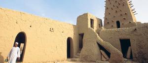 Im Innern bedroht. In der zum Weltkulturerbe zählenden Djingareyber-Moschee von 1325 vernichteten die Islamisten in Timbuktu zwei weitere Heiligengräber. Foto:p-a/africamediaon