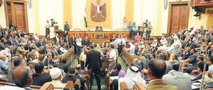 Kurzsitzung: Nur die islamistischen Parteien kamen am Dienstag ins aufgelöste Kairoer Parlament. Voll wurde es dennoch; sie stellen die Mehrheit. Foto: rtr