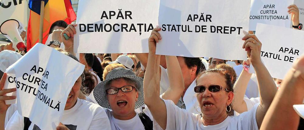 Rumänen demonstrieren gegen die Absetzung von Präsident Traian Basescu.