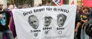 Mit einem Transparent gegen den Verfassungsschutz demonstrieren Gegner der NPD-Veranstaltung "Rock für Deutschland" auf dem Puschkinplatz in Gera. 