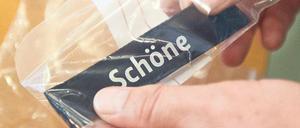 Unverwechselbar - die Namensschilder der Berliner Polizei.