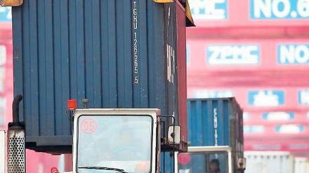 Ferne Häfen. Vor allem wegen der Ausfuhren in Schwellenländer wie China, hier der Hafen von Ningbo am Ostchinesischen Meer, übersprangen die deutschen Exporte 2011 erstmals den Wert von 1000 Milliarden Euro. 