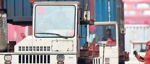 Ferne Häfen. Vor allem wegen der Ausfuhren in Schwellenländer wie China, hier der Hafen von Ningbo am Ostchinesischen Meer, übersprangen die deutschen Exporte 2011 erstmals den Wert von 1000 Milliarden Euro. 
