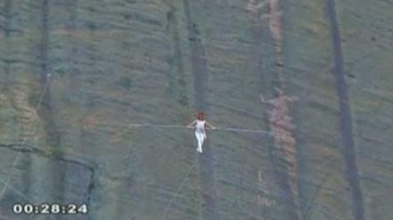 Hochgefährlich. - In 200 Metern Höhe überquert der chinesische Akrobat Aisikaier eine 700 Meter breite Schlucht. 