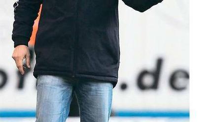 Norbert Meier, 53, hat Fortuna Düsseldorf 2008 in der Regionalliga übernommen und in der vergangenen Saison nach 15 unterklassigen Jahren zurück in die Bundesliga geführt. In der Relegation setzten sich die Düsseldorfer dabei gegen Hertha BSC durch, das Rückspiel wurde von Tumulten überschattet. Das erste Heimspiel nach dem Aufstieg muss Fortuna deshalb unter Ausschluss der Öffentlichkeit austragen. 