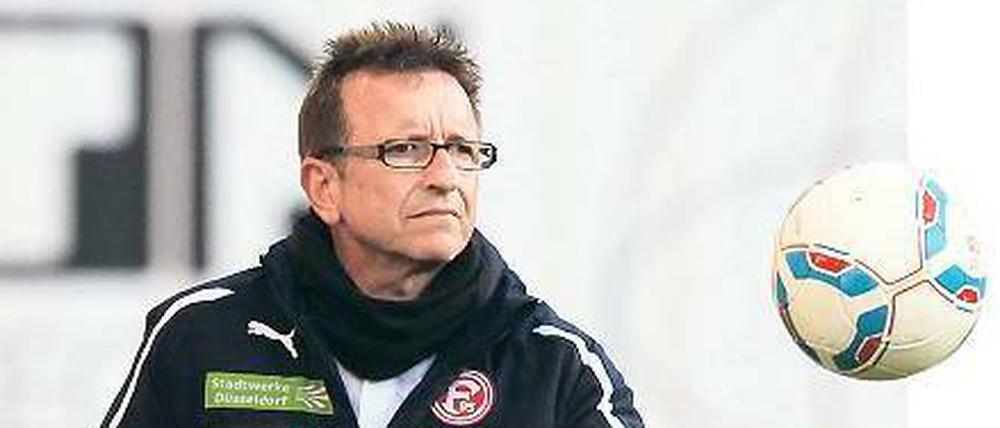 Norbert Meier, 53, hat Fortuna Düsseldorf 2008 in der Regionalliga übernommen und in der vergangenen Saison nach 15 unterklassigen Jahren zurück in die Bundesliga geführt. In der Relegation setzten sich die Düsseldorfer dabei gegen Hertha BSC durch, das Rückspiel wurde von Tumulten überschattet. Das erste Heimspiel nach dem Aufstieg muss Fortuna deshalb unter Ausschluss der Öffentlichkeit austragen. 