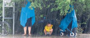 Und es war Sommer. Eine Berliner Familie wagt einen Ausflug zum Alexanderplatz.