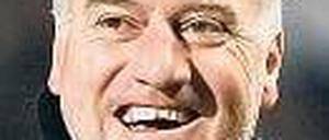 Noch lacht er. In der WM-Qualifikation muss Deschamps mit Frankreich gegen Spanien spielen, einfach wird das nicht. Foto: dpa