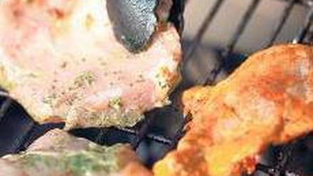 Nicht ohne Marinade. Dann ist Fleisch vom Grill gesünder. Noch besser: Das Steak auf eine Alufolie legen. 