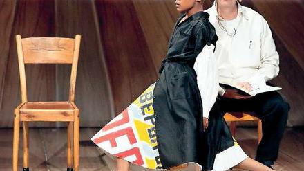 Diktatur der Uhr. In der Kammeroper „Refuse the Hour“ von William Kentridge (r.) widersetzt sich ein afrikanisches Ensemble westlichen Zeitvorstellungen.