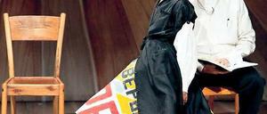 Diktatur der Uhr. In der Kammeroper „Refuse the Hour“ von William Kentridge (r.) widersetzt sich ein afrikanisches Ensemble westlichen Zeitvorstellungen.