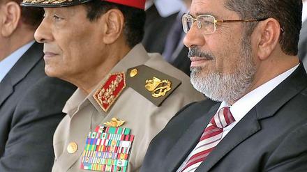 Die Entscheidung des ägyptischen Militärs, das neu gewählte Parlament nach kurzer Zeit wieder aufzulösen, war umstritten. Doch der Vorstoß des neuen Präsidenten Mohammed Mursi, der die Versammlung trotzdem wieder einberufen will, gibt ebenfalls Anlass für Kritik.