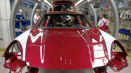 Neu und quergerechnet: Ein Porsche Panamera wird im Leipziger Werk zusammengeschraubt.