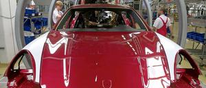Neu und quergerechnet: Ein Porsche Panamera wird im Leipziger Werk zusammengeschraubt.