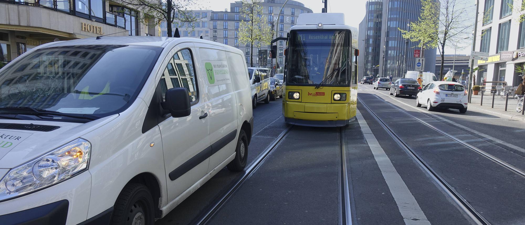 BVG nennt schlimmste Falschparker-Stellen: Wo Autos die Tram in Berlin  blockieren