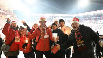 Weihnachtssingen im Stadion An der Alten Försterei mit dem Weihnachtssingen-Erfinder Torsten Eisenbeiser (Mitte) und Fans.