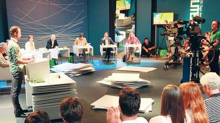 Einer von 14. Gunther Geltinger verfolgt nach seiner Lesung die Jurydiskussion. Beim dreitägigen Wettbewerb trägt jeder Kandidat Unveröffentlichtes vor, maximal 30 Minuten. Foto: dapd