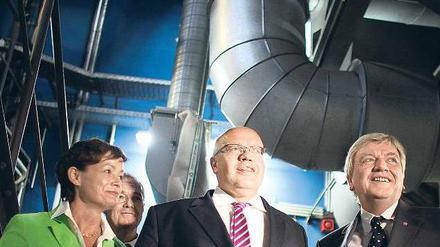 Auf Überzeugungstour. Peter Altmaier mit dem hessischen Ministerpräsidenten Bouffier und Landesumweltministerin Puttrich auf der Rhein-Main Deponie.