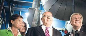 Auf Überzeugungstour. Peter Altmaier mit dem hessischen Ministerpräsidenten Bouffier und Landesumweltministerin Puttrich auf der Rhein-Main Deponie.