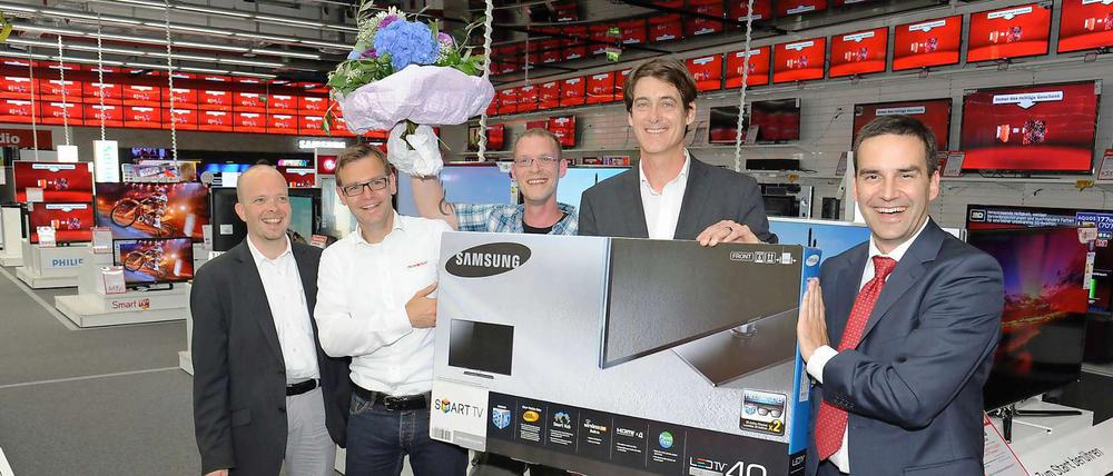 Von links nach rechts sehen Sie hier Thomas Müller, Verkaufsleiter des Media Markts Mitte, Media Markt-Bereichsleiter Marcel Schulz-Uteß, Tagesspiegel-Leser und Gewinner Oliver Maerkel, Tagesspiegel-Chefredakteur Lorenz Maroldt und Tagesspiegel-Vertriebschef Axel König.