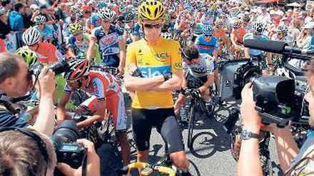 Mann im Mittelpunkt. Bradley Wiggins rollt bei der Tour bislang vorneweg. Foto: Reuters