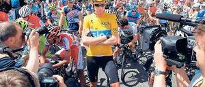 Mann im Mittelpunkt. Bradley Wiggins rollt bei der Tour bislang vorneweg. Foto: Reuters