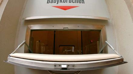 Klappe zu oder Klappe auf? Noch ist unklar, was mit den Babyklappen geschieht. Diese in Saalfeld heißt "Babykörbchen".