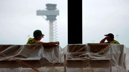 Neues vom BER-Flughafen: Wowereit bringt einen Anbau ins Gespräch - Platzeck sieht dafür keinen Bedarf.