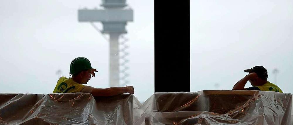Neues vom BER-Flughafen: Wowereit bringt einen Anbau ins Gespräch - Platzeck sieht dafür keinen Bedarf.