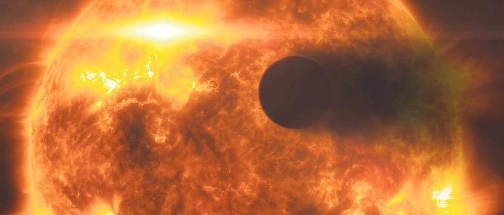 Extreme Bedingungen. Dass nicht jeder Exoplanet eine potenzielle Heimat für Außerirdische ist, zeigt HD 189733b (hier die Darstellung eines Künstlers). 2011 beobachteten Astronomen auf seinem Stern einen massiven Ausbruch von Röntgenstrahlung. Dabei verdampfte vermutlich die Atmosphäre des Planeten.