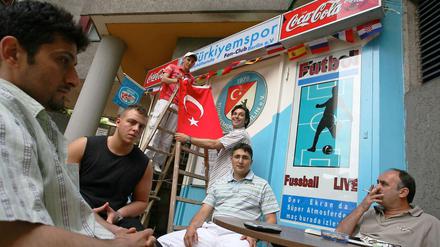 Gemütliche Runde vor der Türkiyemspor-Geschäfststelle am Kottbusser Tor.