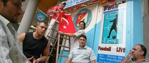 Gemütliche Runde vor der Türkiyemspor-Geschäfststelle am Kottbusser Tor.