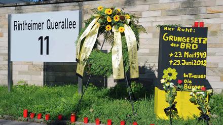 Ein von Demonstranten aufgestellter Grabstein für das Grundgesetz vor dem Bundesverfassungsgericht in Karlsruhe.