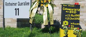 Ein von Demonstranten aufgestellter Grabstein für das Grundgesetz vor dem Bundesverfassungsgericht in Karlsruhe.