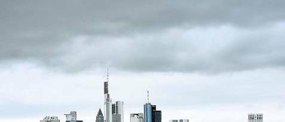 Bankenskyline von Frankfurt am Main. Deutsche Institute sind heute widerstandsfähiger als noch im Jahr 2008, sagen Experten. Foto: dapd