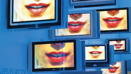 Lippenbekenntnisse. Wie Make-Up-Artikel sind auch Stimmen Moden unterworfen. Zurzeit gelten weibliche Stimmen als seriös, wenn sie sonor klingen. Foto dpa