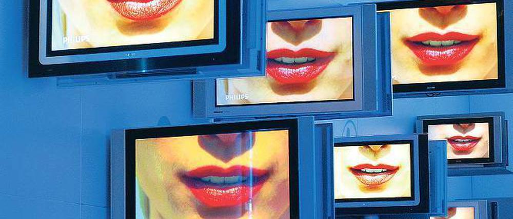 Lippenbekenntnisse. Wie Make-Up-Artikel sind auch Stimmen Moden unterworfen. Zurzeit gelten weibliche Stimmen als seriös, wenn sie sonor klingen. Foto dpa
