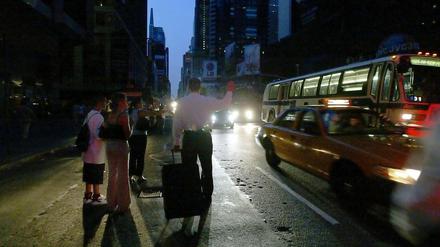 Als würde plötzlich das Licht ausgehen: Bei diesem Black-out in New York 2003 fiel der Strom aus. Beim "Black-out" im Netz handelt es sich um eine Protestform, bei der sich Seiten selbst abschalten.
