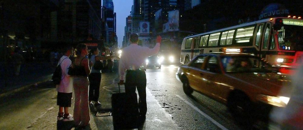 Als würde plötzlich das Licht ausgehen: Bei diesem Black-out in New York 2003 fiel der Strom aus. Beim "Black-out" im Netz handelt es sich um eine Protestform, bei der sich Seiten selbst abschalten.