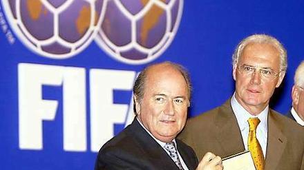 Fifa-Präsident Joseph Blatter (l.) und Franz Beckenbauer, Chef des Organisationskomitees der WM 2006