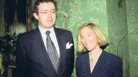 Besitz belastet. Hans Kristian Rausing und seine Frau Eva, hier vor einer William-Morris-Tapete in der US-Botschaft in London, wo sie einmal mit harten Drogen erwischt wurde. Strafrechtliche Folgen hatten solche Vorfälle nie. 