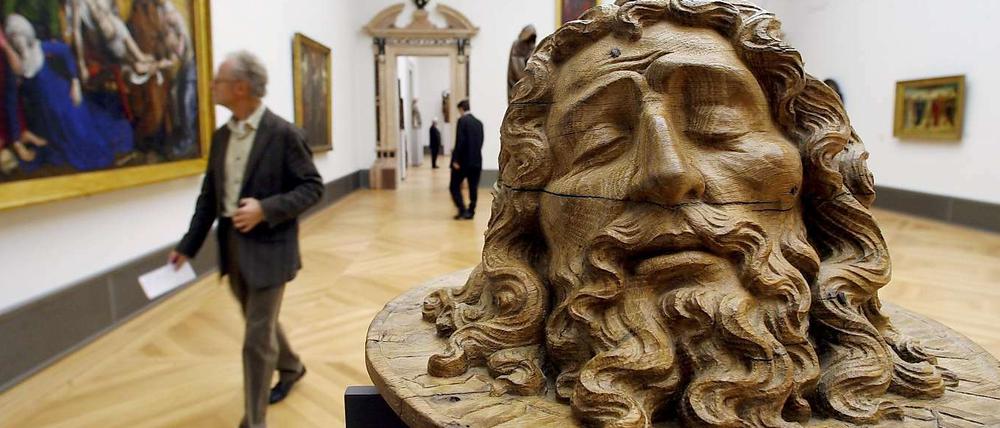 Moderne Präsentationsform? Im Bodemuseum sind Skulpturen - wie hier der Kopf Johannes des Täufers - im gleichen Saal zu sehen wie Gemälde.