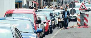 Es geht noch viel schlimmer. Bei 31 europäischen Städten mit mehr als 800 000 Einwohnern liegt Berlin an 13. Stelle in der Stau-Statistik. 26 Prozent mehr Zeit brauchen die Berliner durchschnittlich bis zum Ziel – verglichen mit einer Fahrt auf freien Straßen. Der Stau in der Friedrichstraße ist für viele längst Routine. 