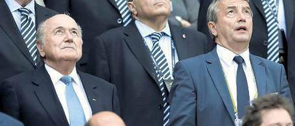 Schiedsrichter gesucht. Fifa-Präsident Joseph Blatter (l.) und DFB-Chef Wolfgang Niersbach haben sich auseinander gelebt. Foto: dapd