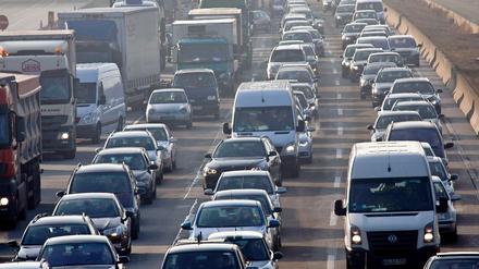 "Die Fahrt in den Urlaub bringt jede Menge Stress mit sich." Anstatt Gefahr zu laufen, mit dem Auto im Stau stehen zu bleiben, steigen viele Urlauber immer häufiger auf alternative und bequemere Verkehrsmittel um.