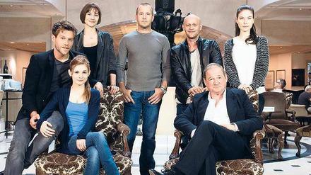 Familie im Foyer. Die Schauspieler Ken Duken, Josefine Preuß, Christiane Paul, Heino Ferch, Jürgen Vogel, Burghart Klaußner und Nora von Waldstätten (von links) posieren in der Hotellobby. Der Dreiteiler „Das Adlon: Ein Hotel, zwei Familien, drei Schicksale“ soll im nächsten Frühjahr im ZDF laufen. Foto: Clemens Bilan/dapd