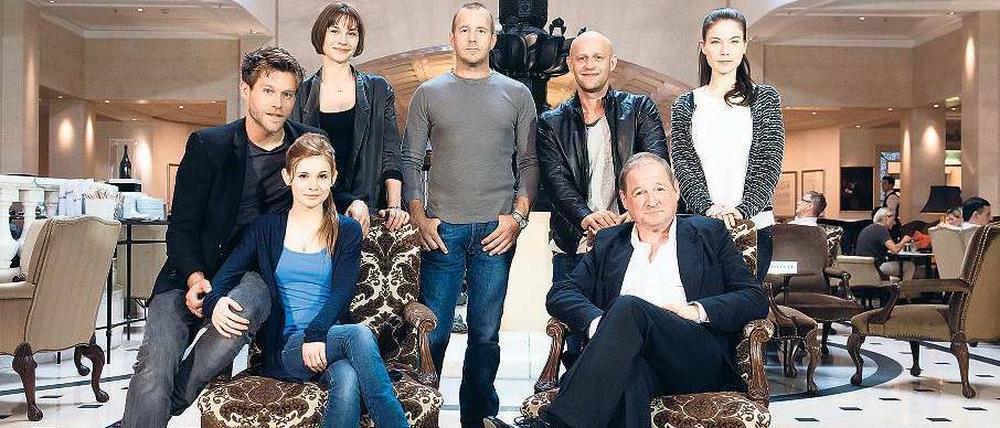 Familie im Foyer. Die Schauspieler Ken Duken, Josefine Preuß, Christiane Paul, Heino Ferch, Jürgen Vogel, Burghart Klaußner und Nora von Waldstätten (von links) posieren in der Hotellobby. Der Dreiteiler „Das Adlon: Ein Hotel, zwei Familien, drei Schicksale“ soll im nächsten Frühjahr im ZDF laufen. Foto: Clemens Bilan/dapd