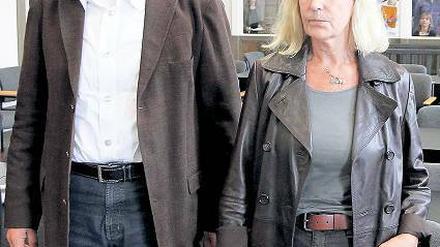 Stehen gemeinsam vor Gericht in Hamburg: die ehemalige NDR-Fernsehspielchefin Doris Heinze und ihr Ehemann Claus Wilhelm Strobel. Foto: dapd