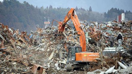 Am 11. März jährt sich die Natur- und Atomkatastrophe in Fukushima. Noch immer dauern die Aufräumarbeiten an. Hier steht ein Bagger in der japanischen Stadt Rikuzentakata vor einer Sysiphusarbeit.